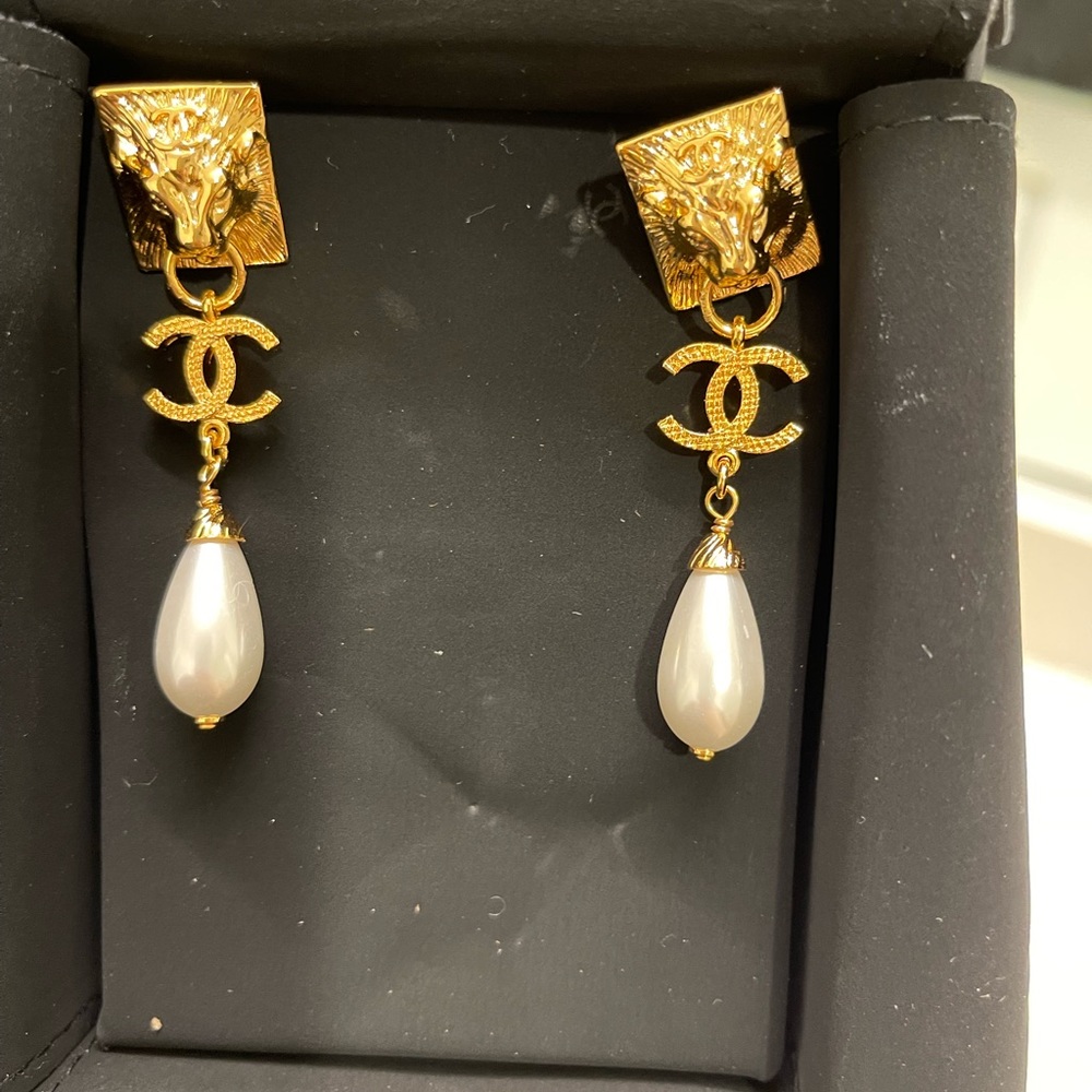 Chanel Fall-Winter 2022/23 lion earrings